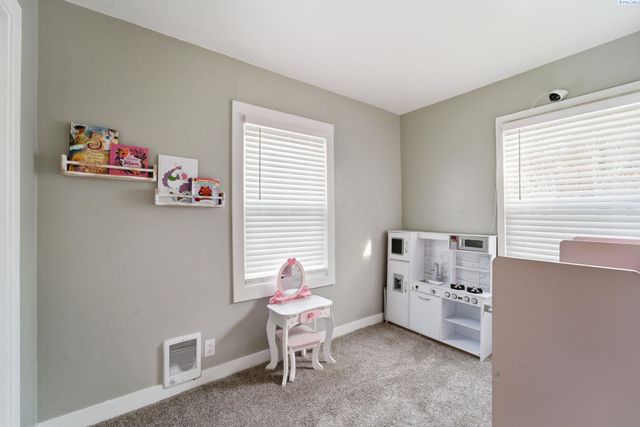 1262 N Perry Loop, Kennewick, WA 99336