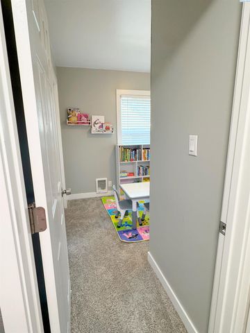 1262 N Perry Loop, Kennewick, WA 99336