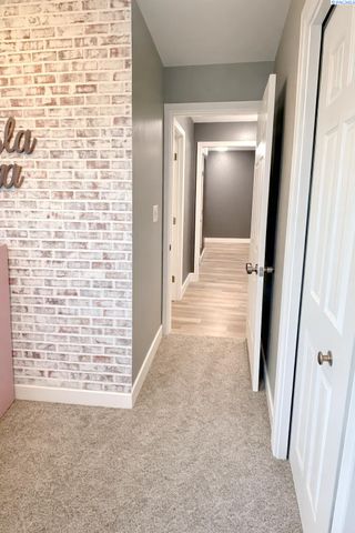 1262 N Perry Loop, Kennewick, WA 99336