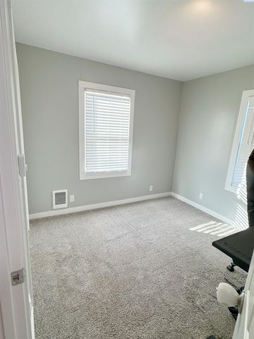 1262 N Perry Loop, Kennewick, WA 99336