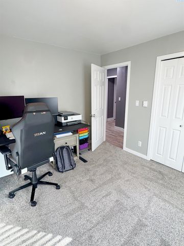 1262 N Perry Loop, Kennewick, WA 99336