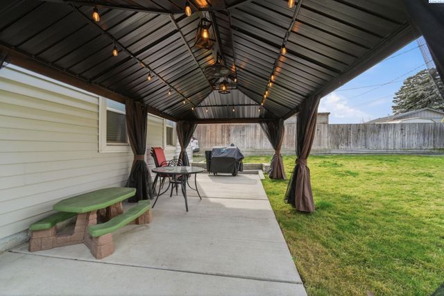 1262 N Perry Loop, Kennewick, WA 99336