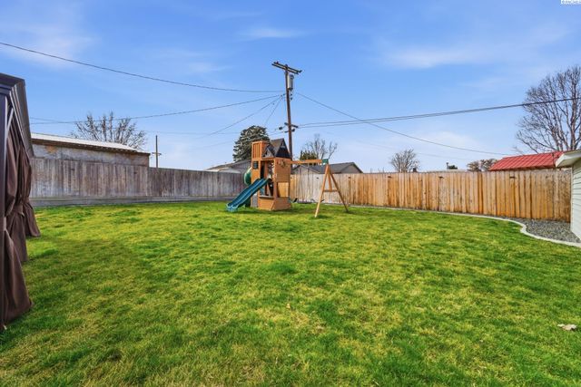 1262 N Perry Loop, Kennewick, WA 99336