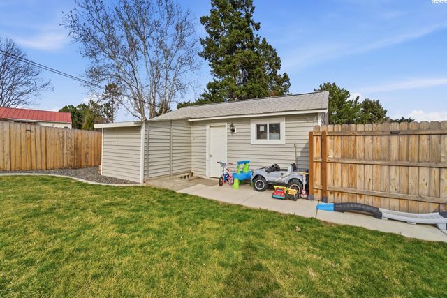 1262 N Perry Loop, Kennewick, WA 99336
