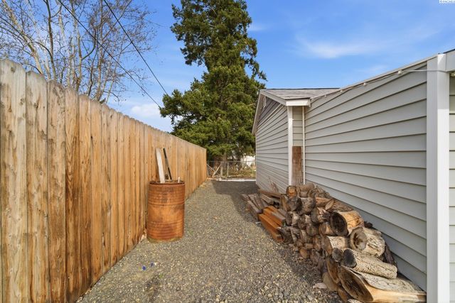 1262 N Perry Loop, Kennewick, WA 99336