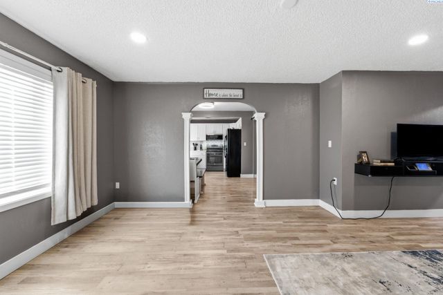 1262 N Perry Loop, Kennewick, WA 99336