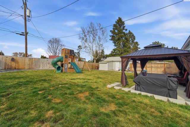 1262 N Perry Loop, Kennewick, WA 99336
