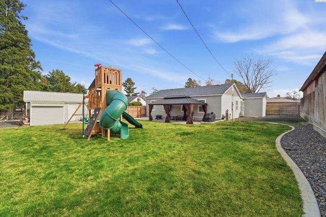 1262 N Perry Loop, Kennewick, WA 99336