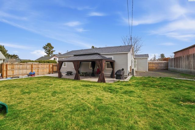 1262 N Perry Loop, Kennewick, WA 99336