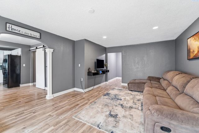 1262 N Perry Loop, Kennewick, WA 99336