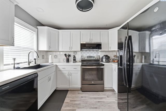 1262 N Perry Loop, Kennewick, WA 99336