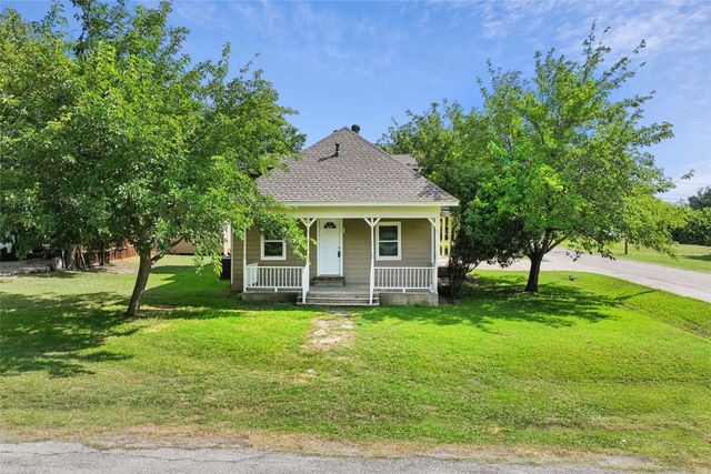 441 W Lake Street, Krum, TX 76249