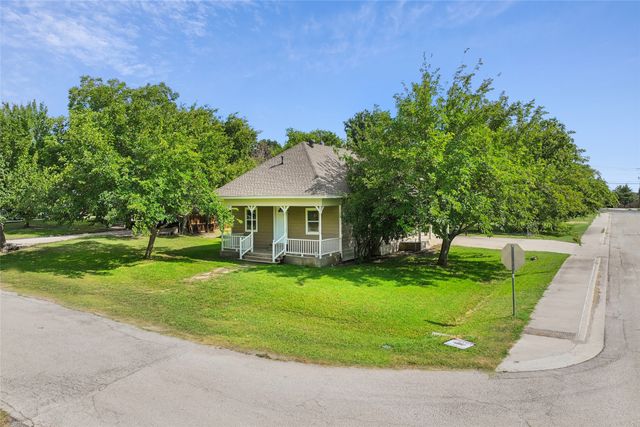 441 W Lake Street, Krum, TX 76249