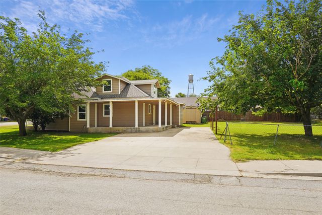 441 W Lake Street, Krum, TX 76249
