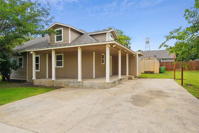 441 W Lake Street, Krum, TX 76249