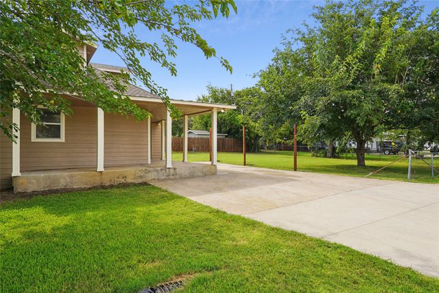 441 W Lake Street, Krum, TX 76249