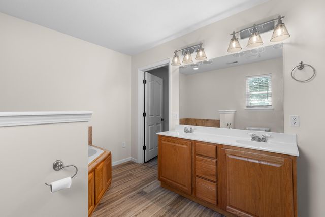 9575 E SHELLY LN, Centralia, MO 65240