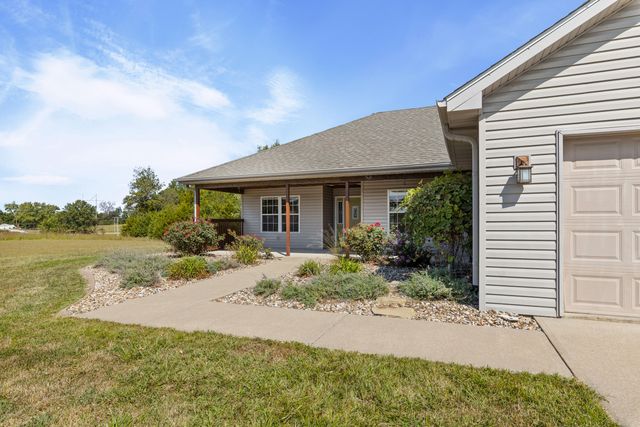 9575 E SHELLY LN, Centralia, MO 65240