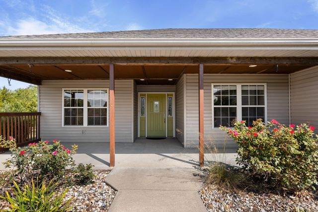 9575 E SHELLY LN, Centralia, MO 65240