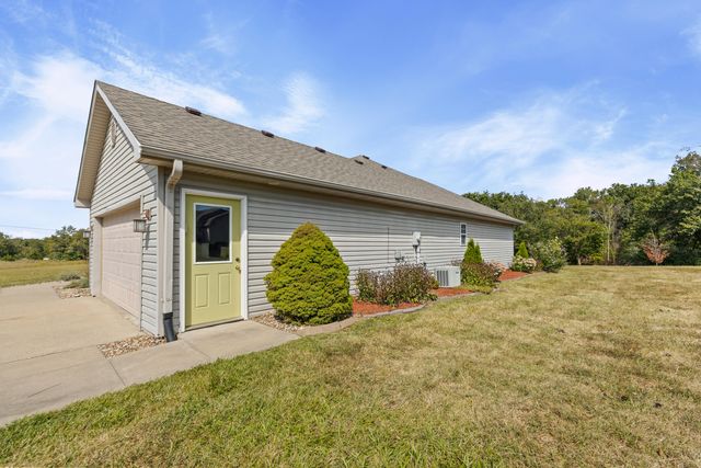 9575 E SHELLY LN, Centralia, MO 65240