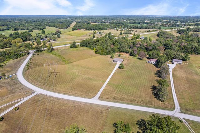 9575 E SHELLY LN, Centralia, MO 65240