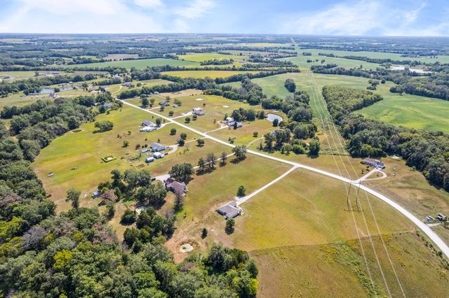 9575 E SHELLY LN, Centralia, MO 65240