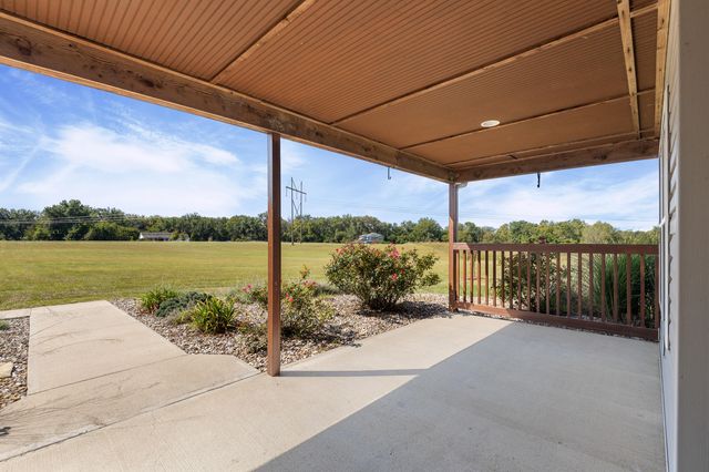 9575 E SHELLY LN, Centralia, MO 65240