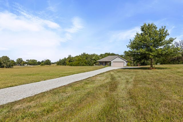 9575 E SHELLY LN, Centralia, MO 65240