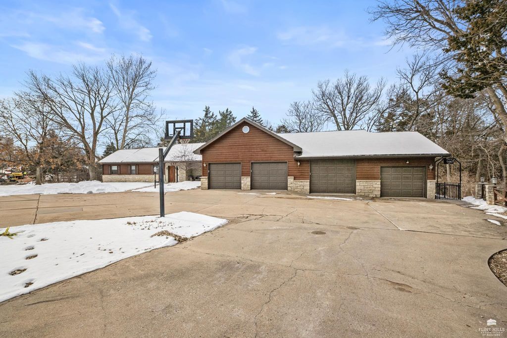 1001 Sycamore Lane, Manhattan, KS 66502