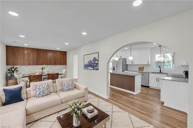 962 Red Oak CIR, Newport News, VA 23608