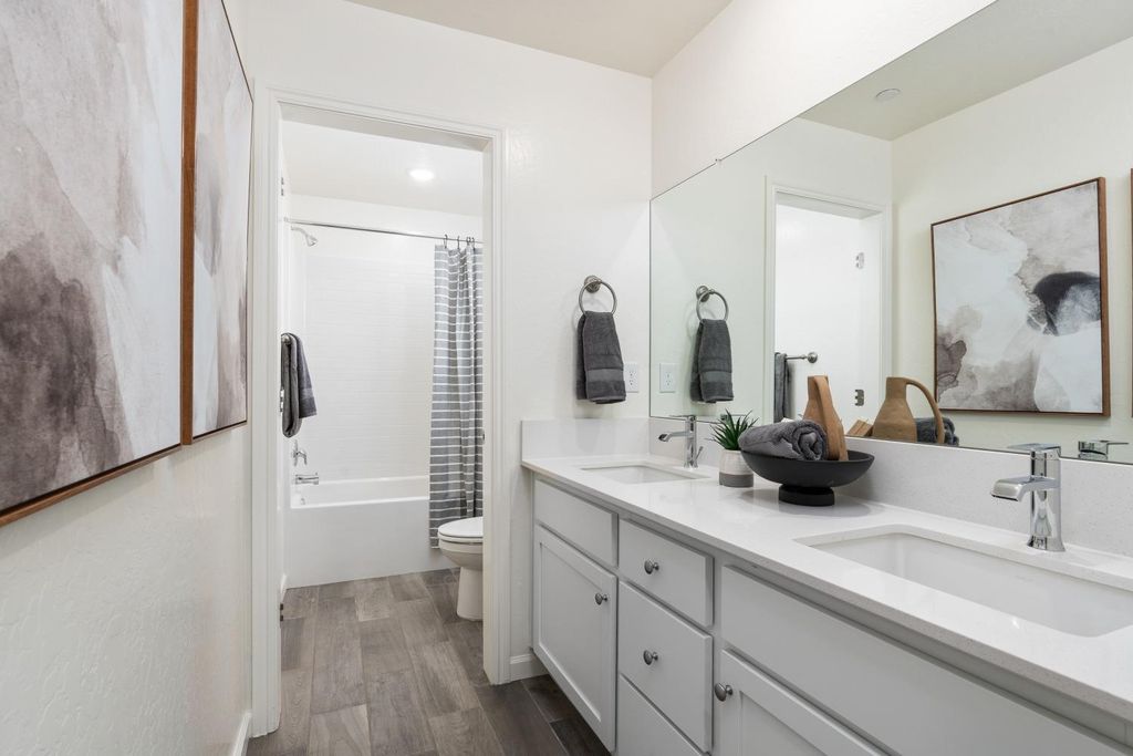 Image 29 of property listing at 6532 E Cresthaven Drive, Fresno, CA 93727