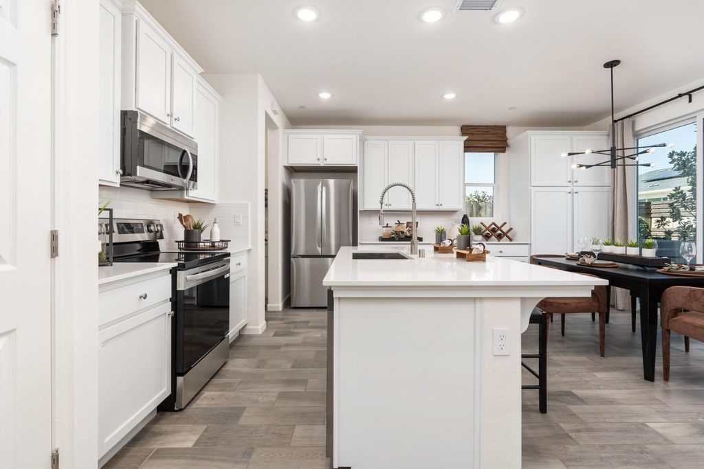 Image 9 of property listing at 6532 E Cresthaven Drive, Fresno, CA 93727