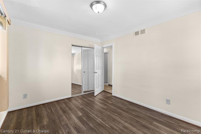 5949 Fenton Street, Dearborn Heights, MI 48127