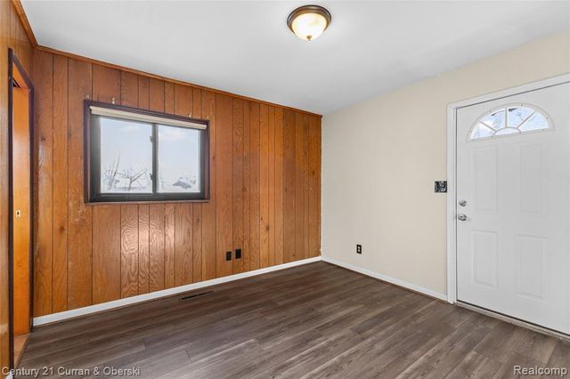 5949 Fenton Street, Dearborn Heights, MI 48127