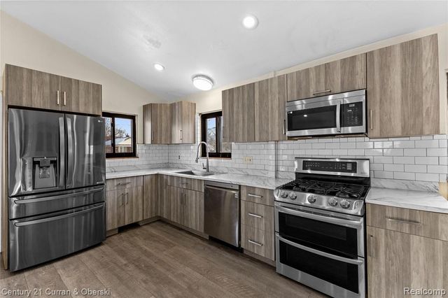 5949 Fenton Street, Dearborn Heights, MI 48127