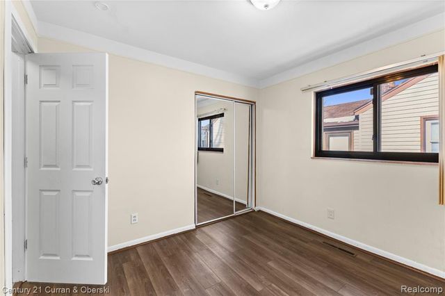 5949 Fenton Street, Dearborn Heights, MI 48127