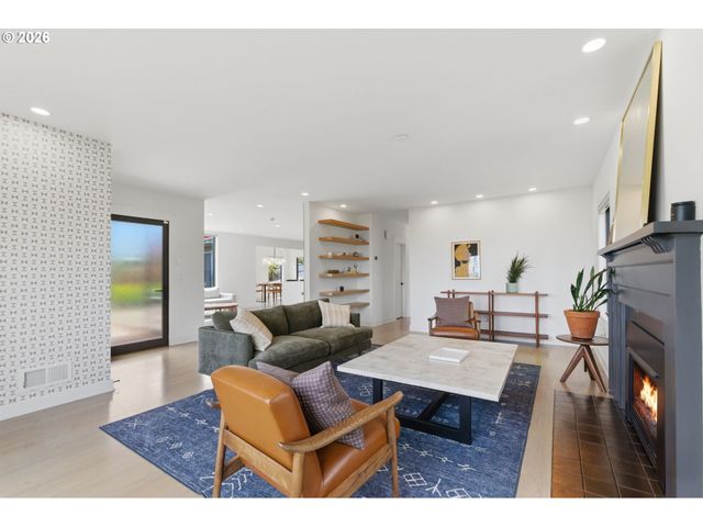 4409 Sw CARL Pl, Portland, OR 97239