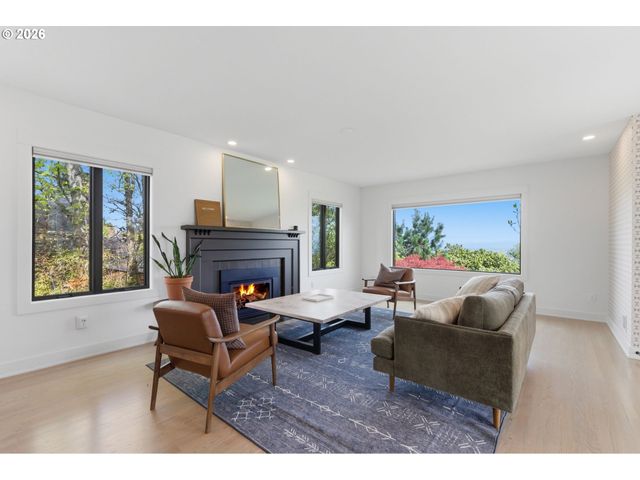 4409 Sw CARL Pl, Portland, OR 97239