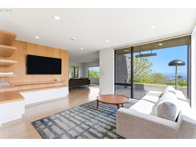 4409 Sw CARL Pl, Portland, OR 97239