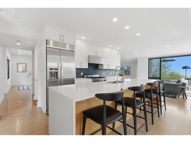 4409 Sw CARL Pl, Portland, OR 97239