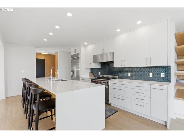 4409 Sw CARL Pl, Portland, OR 97239