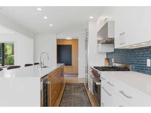 4409 Sw CARL Pl, Portland, OR 97239