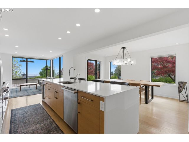 4409 Sw CARL Pl, Portland, OR 97239