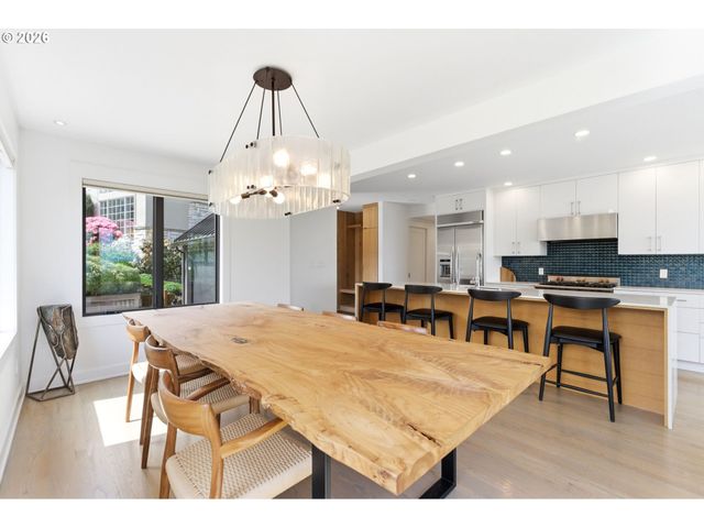 4409 Sw CARL Pl, Portland, OR 97239