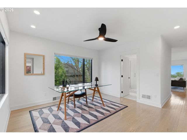 4409 Sw CARL Pl, Portland, OR 97239