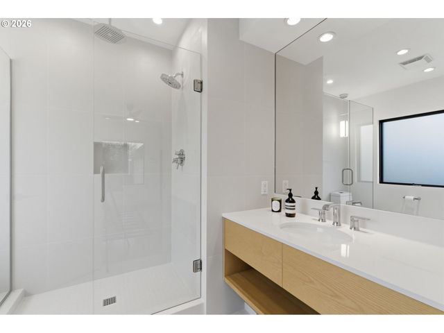 4409 Sw CARL Pl, Portland, OR 97239