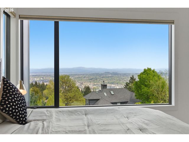 4409 Sw CARL Pl, Portland, OR 97239