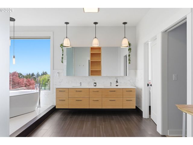 4409 Sw CARL Pl, Portland, OR 97239