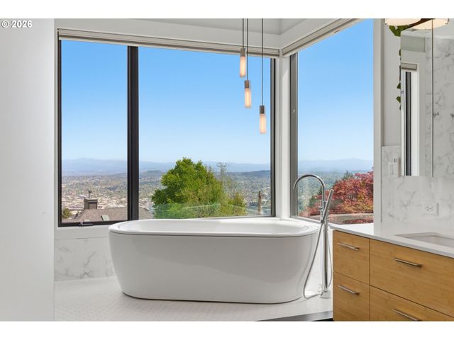 4409 Sw CARL Pl, Portland, OR 97239