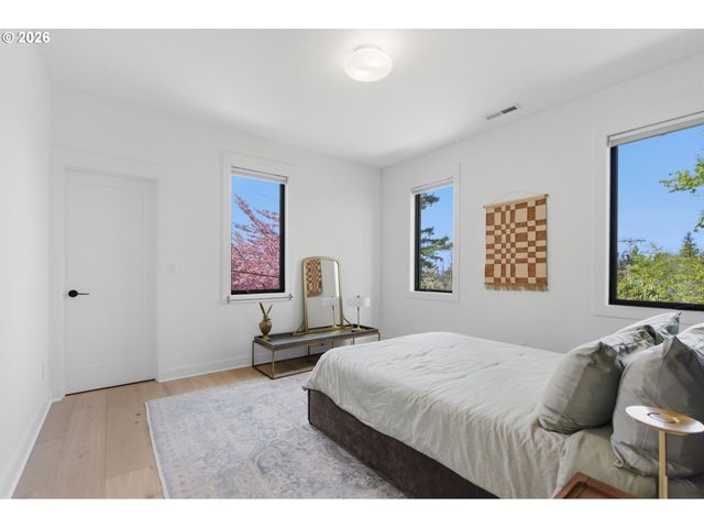 4409 Sw CARL Pl, Portland, OR 97239